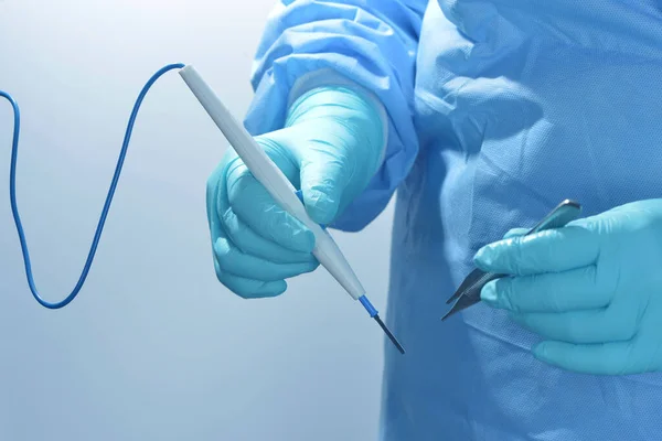 Médico Preparando Para Usar Dispositivo Eletrocautério Durante Cirurgia — Fotografia de Stock