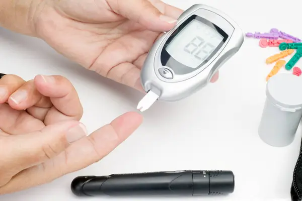 Şeker Hastası Kan Testinde Glikoz Seviyesini Ölçtü — Stok fotoğraf