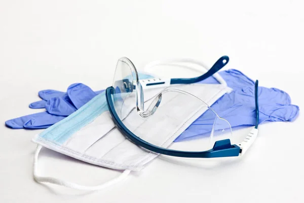 医療の過程での個人保護のための手袋 マスク 安全眼鏡 — ストック写真
