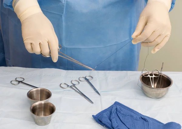 Technik Chirurgiczny Przygotowuje Uchwyt Igły Szwy Użycia Podczas Operacji — Zdjęcie stockowe
