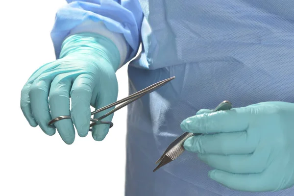 Chirurg Met Een Tang Hemostatica Operatiekamer — Stockfoto
