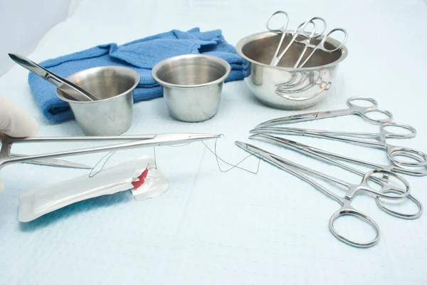 Chirurgische Technicus Bereidt Naaldhouder Hechtdraad Voor Gebruik Tijdens Chirurgie — Stockfoto