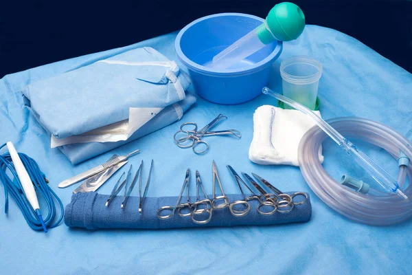 Хирургический Стол Стерильными Шторами Инструментами — стоковое фото