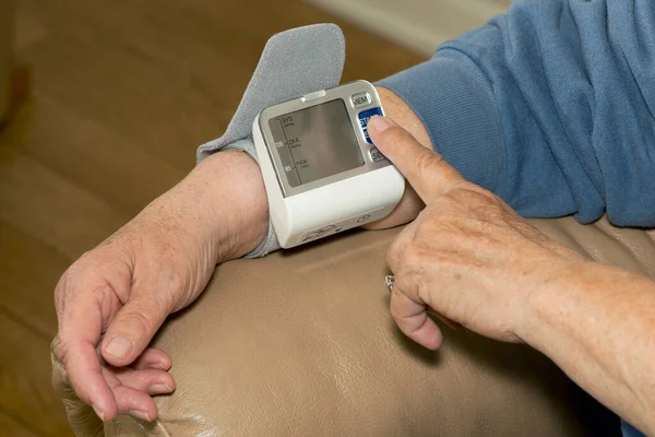 Seniorin Legt Blutdruckmessgerät Ans Handgelenk Bluthochdruck Messen — Stockfoto