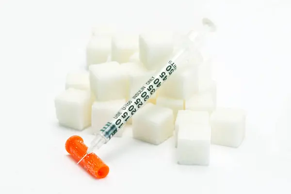 糖尿病インスリン注射器白砂糖キューブ — ストック写真