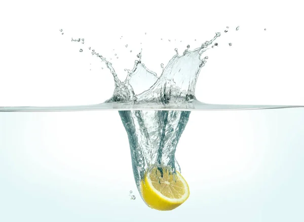 Medio Limón Salpicando Agua — Foto de Stock