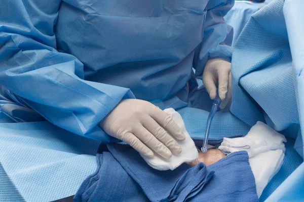 Cirurgião Prepara Para Usar Ferramenta Sucção Campo Operacional — Fotografia de Stock
