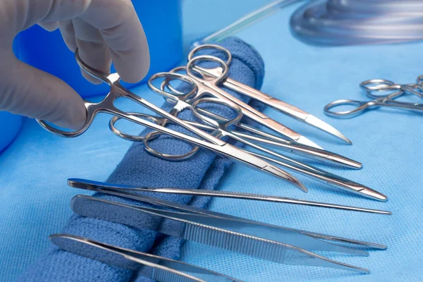 Chirurgien Sélectionne Des Hémostats Courbes Partir Une Table Stérile — Photo