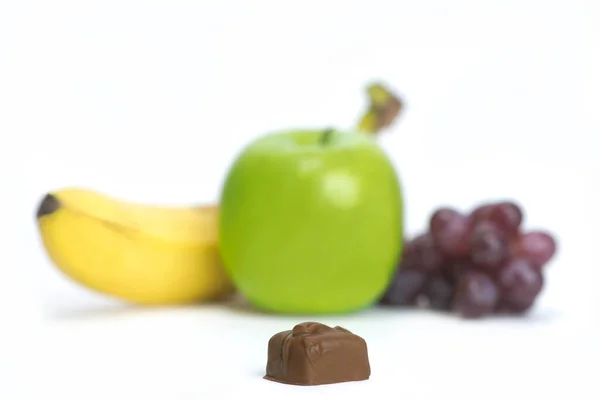 Essensauswahl Konzeptbild Mit Schokolade Gegen Obst — Stockfoto