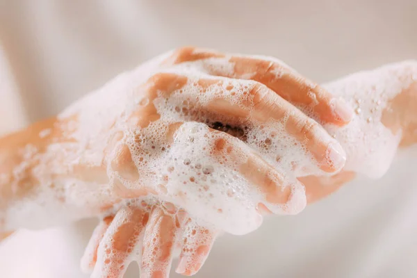 Kvinnan Tvättar Händerna — Stockfoto