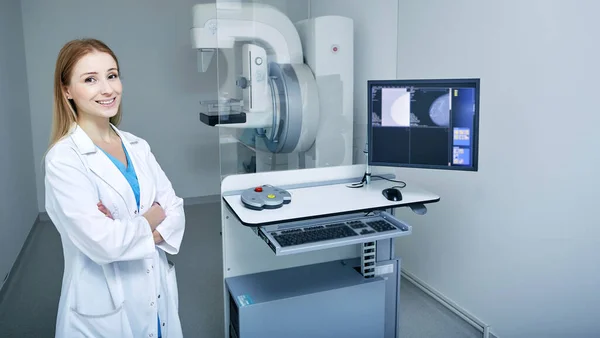 乳房X光透视柜的女医生 — 图库照片