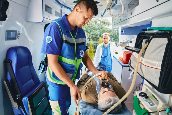 救急車で患者を治療する救急車 — ストック写真