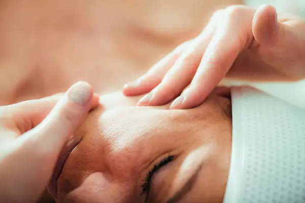 Frau Während Gesichtsstraffung Massage — Stockfoto