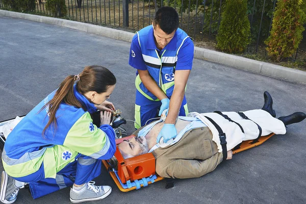 Paramedics Treating Patient Outdoor — Stock Photo, Image