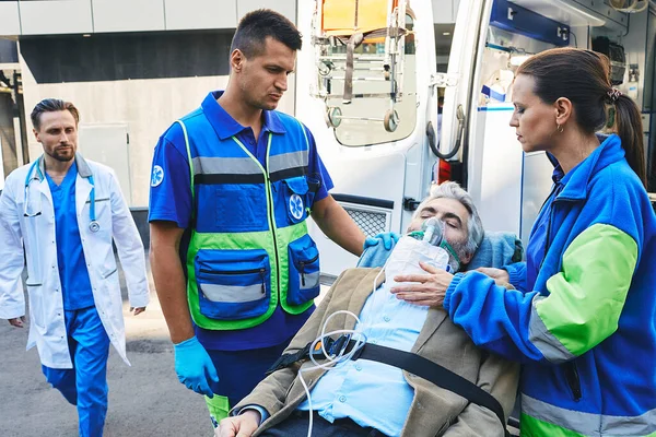 Les Ambulanciers Avec Patient Extérieur — Photo