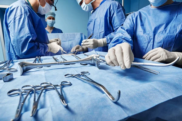 Chirurdzy Podczas Pracy Sali Operacyjnej — Zdjęcie stockowe