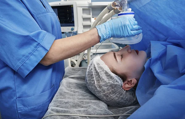 Anesteziolog Během Operace Zblízka — Stock fotografie