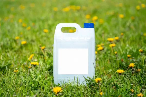 Recipiente Plástico Blanco Con Productos Químicos Agrícolas Fertilizantes Campo Verde — Foto de Stock