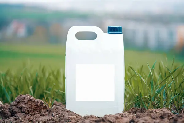Recipiente Plástico Blanco Con Productos Químicos Agrícolas Fertilizantes Campo Verde — Foto de Stock