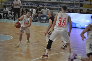 Spor salonundaki basketbol sepetinin yakın çekimi.
