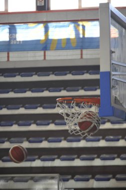 Spor salonundaki basketbol sepetinin yakın çekimi.