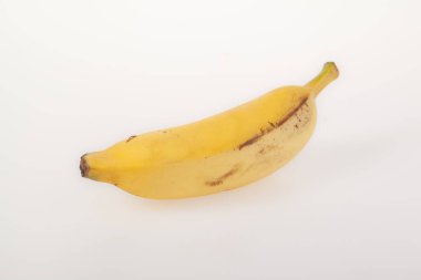 Beyaz arka plan üzerinde izole bütün olgun muz