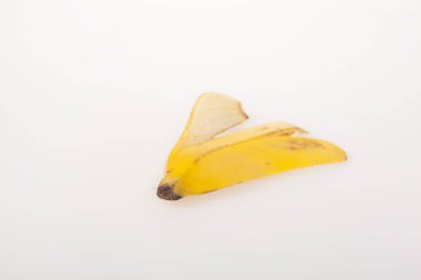 olgun muz kabuğu üzerinde izole beyaz arka plan