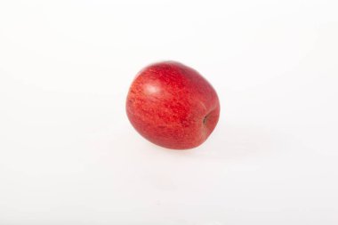 Beyaz arka plan üzerinde izole tamamen Kırmızı elma