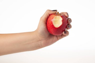El tutarak ısırıldı Kırmızı elma beyaz arka plan üzerinde izole