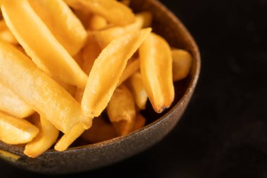 Bir sürü kesilmiş patatesli kızarmış patates.