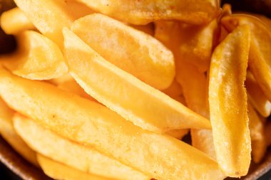 Bir sürü kesilmiş patatesli kızarmış patates.
