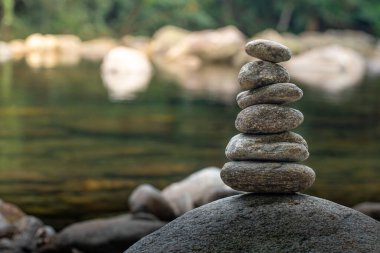 Şelalede dengelenmiş kayalar. Zen dengesi ve meditasyon
