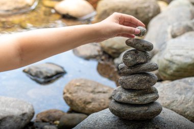 Şelalede dengelenmiş kayalar. Zen dengesi ve meditasyon