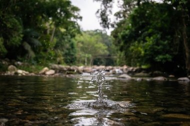 Rio de Janeiro 'daki Paraty şelalesinin suyuna düşen bir taşla yapılmış.