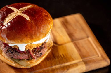 Stüdyoda peynirli ve pastırmalı leziz hamburger.