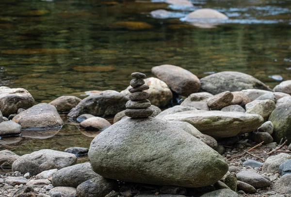 Rochers Équilibrés Cascade Équilibre Zen Méditation — Photo