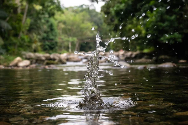 里约热内卢Paraty瀑布瀑布中的水花 用石头泼洒而成 — 图库照片