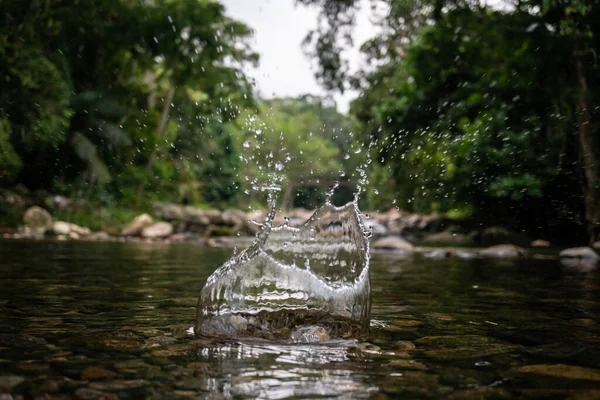 Splash Mit Einem Stein Der Ins Wasser Des Wasserfalls Paraty — Stockfoto