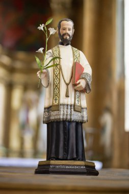 Aziz Antonio Maria Zaccaria 'nın bulanık dini kilisedeki heykeli.