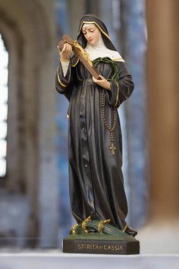 Bulanık dini kilise geçmişiyle Santa Rita de Cassia heykeli.