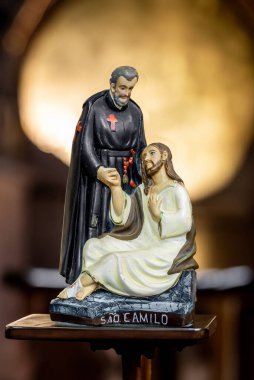 Bulanık dini kilisede Aziz Camilo heykeli.