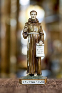 Bulanık dini kilise geçmişiyle Aziz Anthony Galvao heykeli.