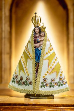 Our lady beyaz izole Divina Providencia heykelinin