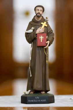 Bulanık dini kilise geçmişiyle Assisi 'li Aziz Francis' in heykeli.