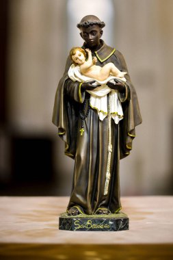 Bulanık dini kilisenin arka planında Aziz Benedict heykeli.