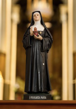 Bulanık dini kilisede Aziz Margaret Mary heykeli.