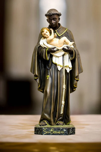 Bulanık dini kilisenin arka planında Aziz Benedict heykeli.