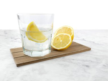 Limon suyu limon dilimleri ile