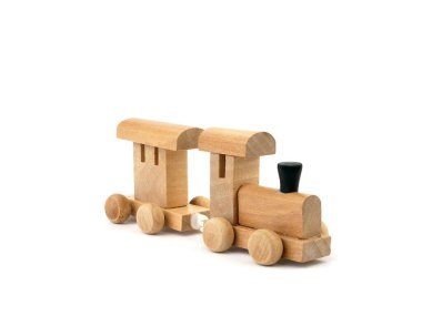 Tahta tren beyaz arka planda izole edilmiş, tren oyuncağı gerçek ahşap, eski tahta oyuncak.