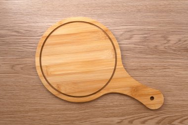 Ahşap arka planda boş ahşap tepsi. Model yapmak için. Üst görünüm.